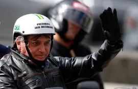 El presidente de Brasil, Jair Bolsonaro, participa en una caravana de motocicletas organizada por militantes hoy, en São Paulo (Brasil).