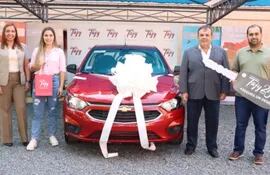 Liliana Cardozo de Cano (izq.), gerente general, y Gustavo Samaniego, presidente de Aseguradora Tajy, entregaron un auto 0 km. a Junior Amorimn de Bortoli, ganador de la campaña “Asegura un deseo”.