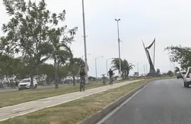 Esta mañana, personas hacían ejercicio en la Costanera de Asunción, pese al humo.