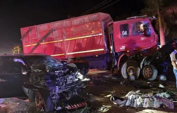El accidente de tránsito que involucró a tres vehículos: un camión de gran porte y dos camionetas.