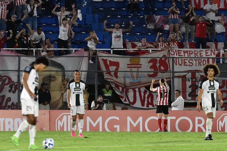 El argentino Mauro Boselli (17), delantero de Estudiantes de La Plata, festeja con los hinchas uno de los dos goles que marcó contra Tacuary por la fase de grupos de la Copa Sudamericana en el estadio Defensores del Chaco, en Asunción.