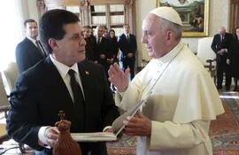 horacio-cartes-habla-con-el-papa-francisco-en-una-visita--203201000000-1340730.jpg