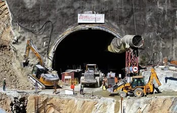 India: cuarenta obreros quedaron atrapados en un túnel.
