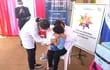 Un niño de cuatro años fue vacunado de manera simbólica durante el lanzamiento del plan de vacunación en Ciudad del Este.