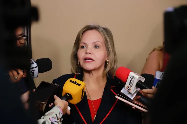 La senadora Lilian Samaniego confirmó que ya invitaron a los abogados de Mario Abdo Benítez para debatir sobre el pedido de desafuero.