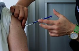 Una persona recibe una vacuna contra la influenza hoy en Ciudad de México.