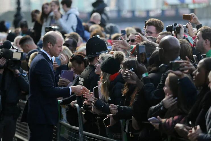 El príncipe William habla con los miembros del público.
