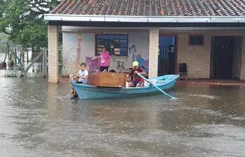 rescatando-libros-de-escuelita-inundada-91523000000-1818973.jpg