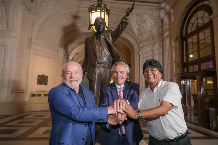 Luiz Inacio Lula da Silva, Alberto Fernandez y Evo Morales  unen sus manos bajo la estatua de Nestor Kirchner en el Centro Cultural Kirchner.