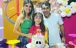 Alicia Ramírez y Nelson Cuevas con la pequeña Amapola, quien ayer celebró su décimo cumpleaños.