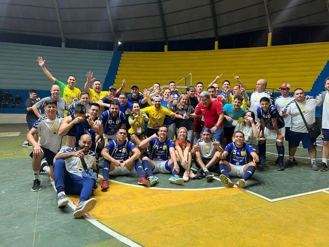 Los jugadores, cuerpo técnico y familiares del elenco de Presidente Franco que conquistó su corona 11ª en el Campeonato Nacional de Fútbol de Salón, en Caaguazú.
