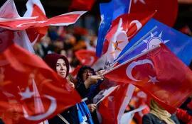 El presidente turco Recep Tayyip Erdogan buscará su reelección en 2023. En medio de la campaña se cuela el debate sobre el uso del velo islámico. (AFP)