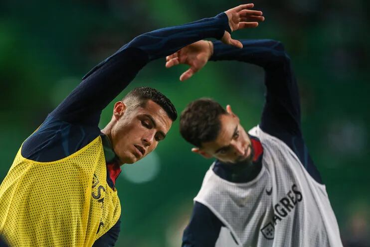Cristiano Ronaldo y Bruno Fernandes realizando ejercicios durante una de las últimas prácticas de la selección de Portugal.