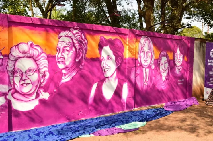 Mural homenaje a las mujeres destacadas de Misiones al costado del hotel Arapysandu de San Ignacio.