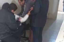 Pacientes que son atendidos en el pasillo del Hospital de Gral. Díaz.