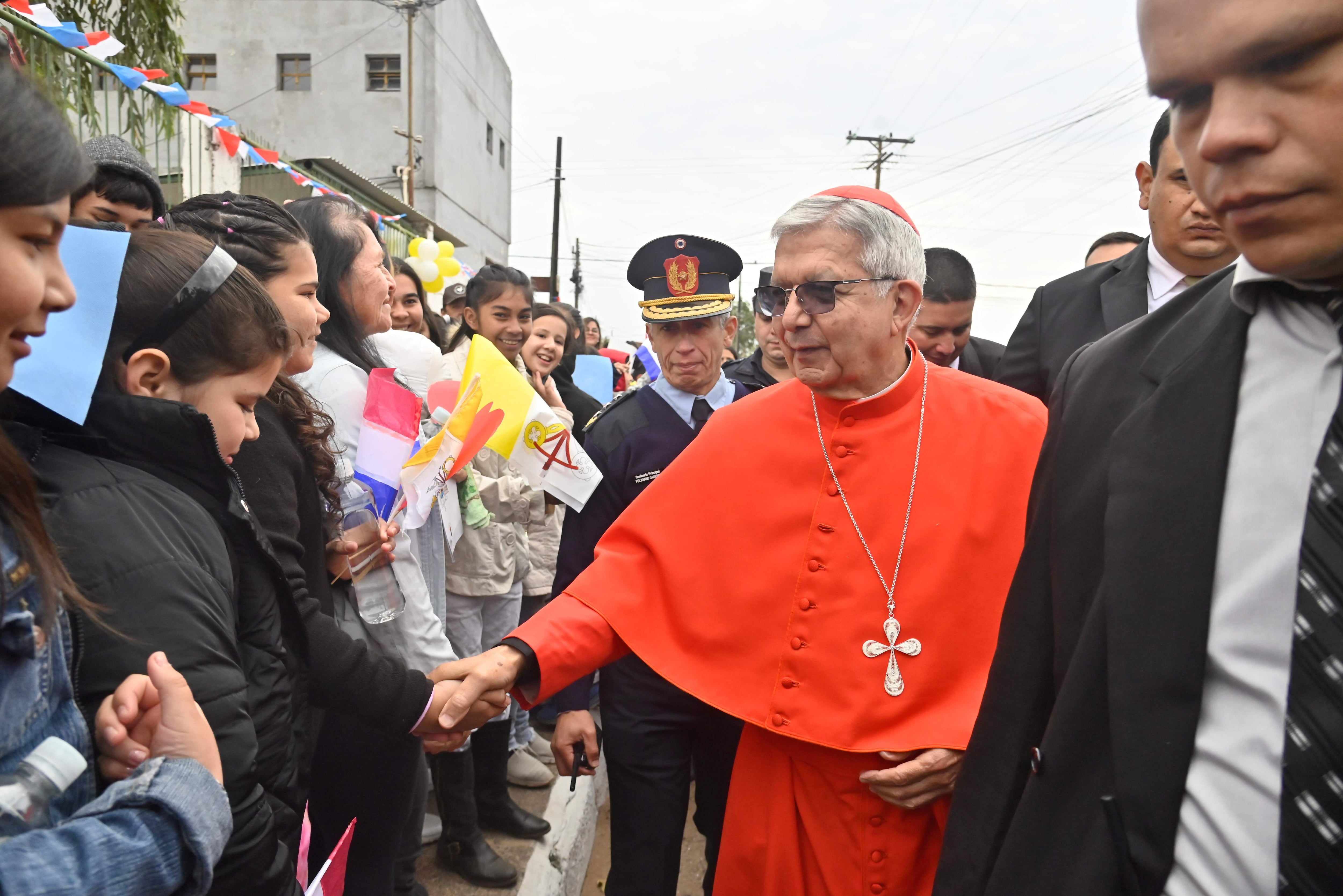 El recibimiento al primer cardenal paraguayo representó una fiesta muy organizada, marcado por el colorido de las banderas. 