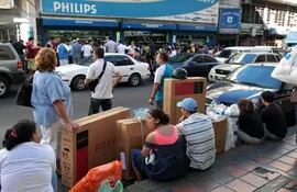 venezolanos-se-agolpan-masivamente-a-los-comercios-para-comprar-antes-de-que-la-moneda-pierda-su-valor-segun-los-economistas-otra-devaluacion-mas-s-210747000000-534036.jpg