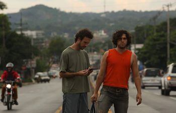 Juanse y Alejandro en una escena de “Jubentú”. La película tiene como escenario a la ciudad de Ñemby y demandó unos cinco años de trabajo.