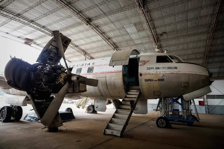 La aeronave Convair CV-240, bautizada como General Bernardino Caballero, hizo su último vuelo con Líneas Aéreas Paraguayas (LAP) en 1973 y desde entonces pasó casi medio siglo abandonada, hasta que hace algunos meses un grupo de entusiastas de la aviación se propuso recuperarla para crear en el futuro el primer Museo Aeronáutico del país.