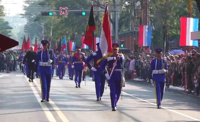 Desfile militar sobre la Avda. Mariscal López.