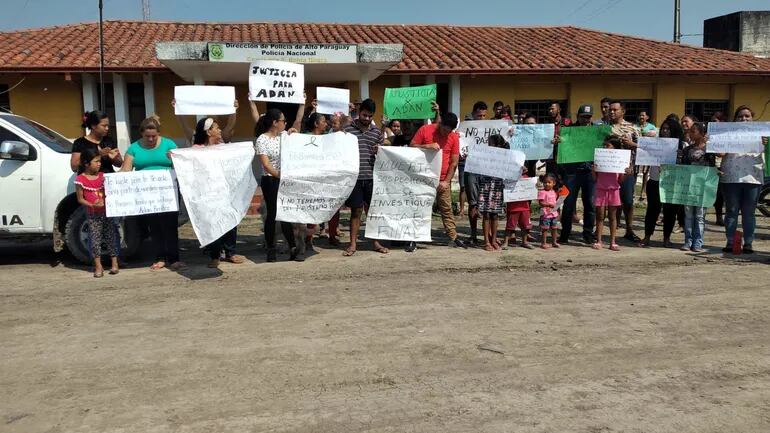 Pobladores de Bahía Negra se manifestaron en la mañana de este miércoles, pidiendo que la Fiscalía investigue la muerte de un joven trabajador de una estancia.