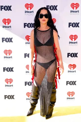 Así, con muchas transparencias, llegó Katy Perry a los iHeartRadio Music Awards en el Dolby Theatre, en Hollywood, California.