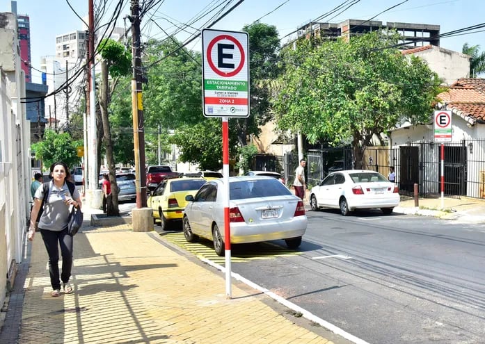 Cartelería del estacionamiento tarifado en Paí Pérez y Mariscal Estigarribia.