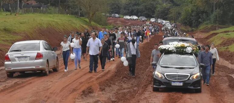 Familiares y allegados acompañaron el auto fúnebre que transportó los restos de Sofía Rodríguez directora del Colegio Nacional San Gervasio asesinada por un alumno a puñaladas.