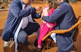 Un vacunador aplica un inmunizador a niña en Alto Paraná.