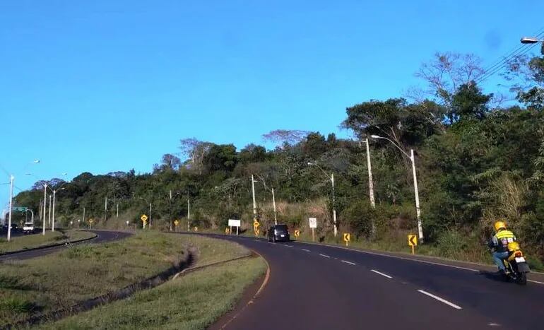El tramo de la avenida Perú donde los motochorros perpetraron el asalto.