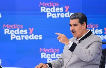 Fotografía cedida por Prensa Miraflores donde se observa al presidente venezolano, Nicolás Maduro en su programa de televisión "Con Maduro Más" en Caracas, (Venezuela).