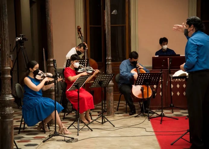 El Bach Collegium de Asunción es presentado por la Sociedad Bach del Paraguay. El show de hoy cierra un ciclo de recitales didácticos y virtuales, dirigidos por Sánchez Haase.