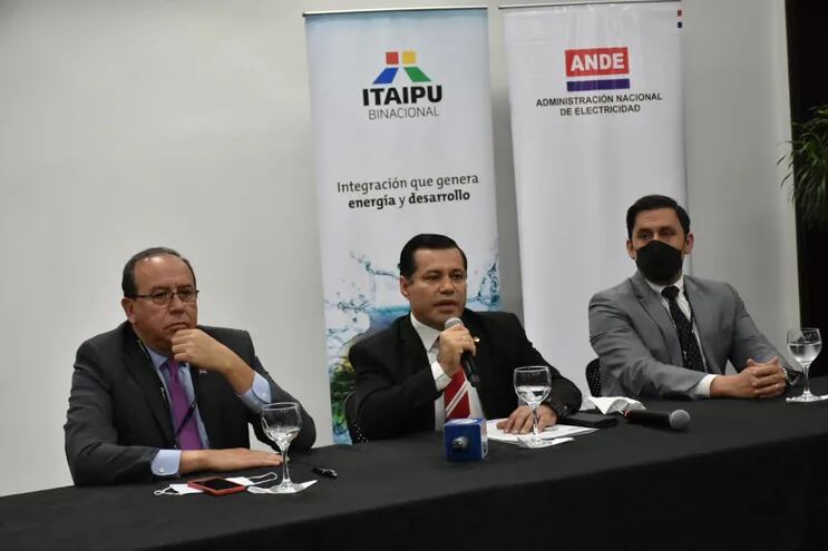 Junto al director general paraguayo de Itaipú, embajador Manuel María Cáceres; el presidente de la ANDE, Ing. Félix Sosa; el consejero de Itaipú, Ing. Gerardo Blanco (primero a la derecha).