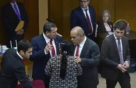 El senador cartista Basilio Núñez (c) busca apoyo para sancionar el polémico proyecto de ley de indemnización a estibadores.