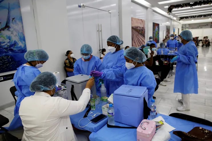 Personal de salud trabaja durante una jornada de vacunación contra la covid-19, en el centro comercial Albrook Mall de Ciudad de Panamá (Panamá).