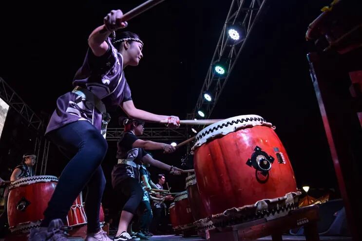 El milenario “taiko”, tambor tradicional del Japón, atrapó al público con sus ritmos intensos y contagiantes.