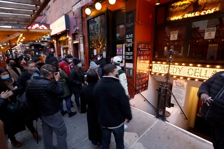 El público forma fila frente al Comedy Cellar de Nueva York, para disfrutar de un show de stand up.