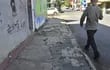 En Asunción las veredas “se pelean” por el puesto de la peor de la ciudad. Especialmente en el microcentro se torna muy difícil circular. Peatones deben bajar peligrosamente al asfalto.