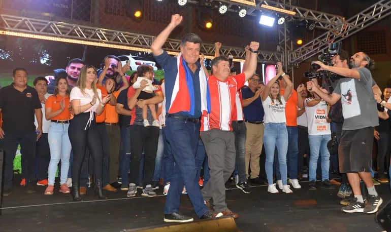 El presidenciable opositor Efraín Alegre y el candidato a gobernador de Alto Paraná Daniel Mujica (YoCreo) en el acto político celebrado en Ciudad del Este.