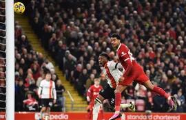 Liverpool (United Kingdom), 21/02/2024.- Liverpool's Cody Gakpo (R) scores the 2-1 past Luton's Gabriel Osho (L) during the English Premier League match between Liverpool FC and Luton Town FC, in Liverpool, Britain, 21 February 2024. (Reino Unido) EFE/EPA/PETER POWELL EDITORIAL USE ONLY. No use with unauthorized audio, video, data, fixture lists, club/league logos, 'live' services or NFTs. Online in-match use limited to 120 images, no video emulation. No use in betting, games or single club/league/player publications.

