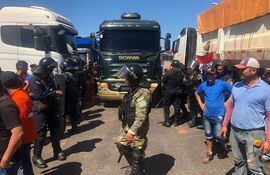 Policía debió intervenir durante cierre de ruta en Concepción.