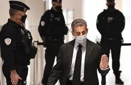 El expresidente francés Nicolas Sarkozy llega al juzgado para la audiencia de este lunes, en París.