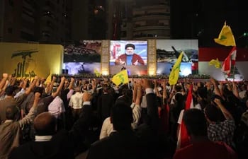 El líder del partido político libanés Hezbollah, Hassan Nasrala (al fondo) durante un mitín en Beirut. (archivo)