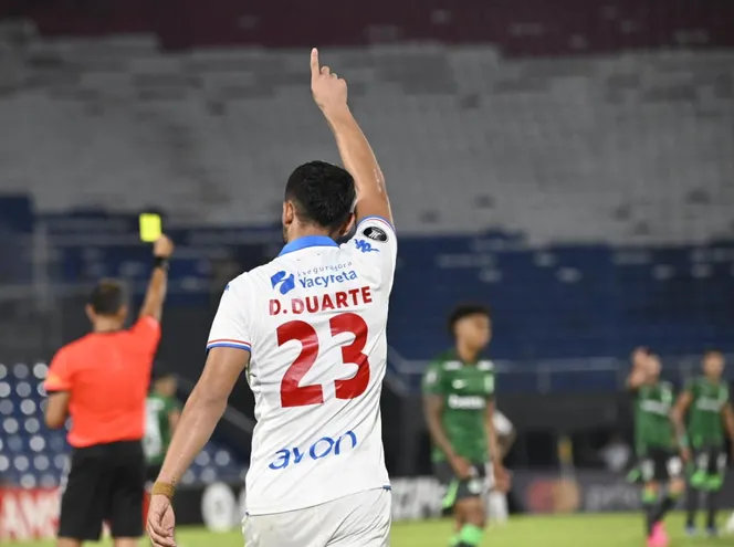 El paraguayo Diego Duarte, futbolista de Nacional, celebra un gol en el partido frente a Atlético Nacional por la Fase 2 de la Copa Libertadores 2024 en el estadio Defensores del Chaco, en Asunción.