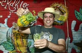El carrulim es la bebida que miles de paraguayos consumen cada 1 de agosto para ahuyentar “la yeta”.