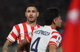 Antonio Sanabria (i), jugador de la selección paraguaya, celebra un gol en el partido contra Bolivia por las Eliminatorias Sudamericanas al Mundial 2026.