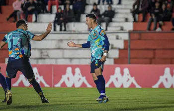 Rodi Ferreira celebra su gol para Luqueño ante General Caballero JLM.