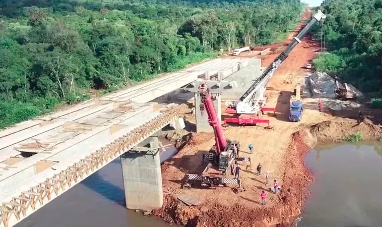 El futuro puente  sobre el río Ñacunday va a sustituir a la  “balsa de la muerte”,  que se viene usando ante falta de una pasarela.