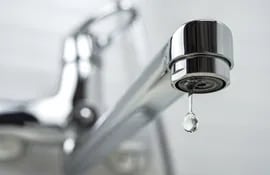 La pérdida de agua en el domicilio genera un alto incremento en la factura.
