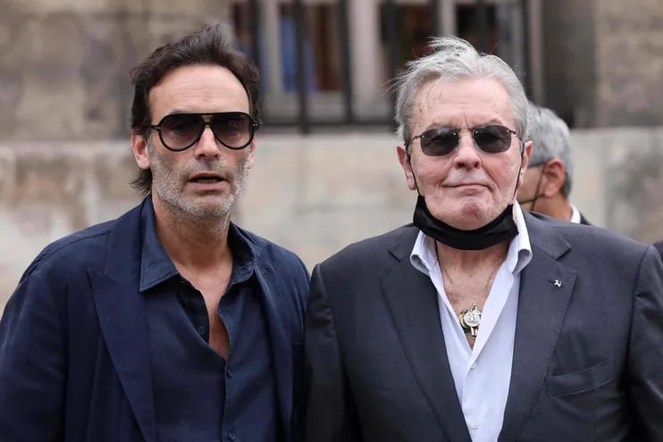 Alain Delon (derecha) junto a su hijo mayor, Anthony Delon, en el año 2021. Fuertes cruces se han dado entre los hijos del reconocido actor francés.